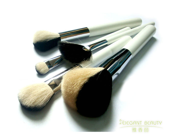 化妝刷的毛質(zhì)有哪些種類？各有什么優(yōu)缺點(diǎn)？